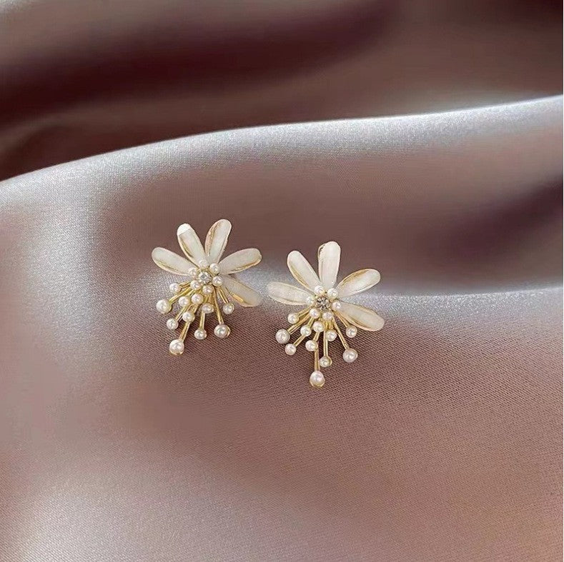 White Pearly Flower - Earring