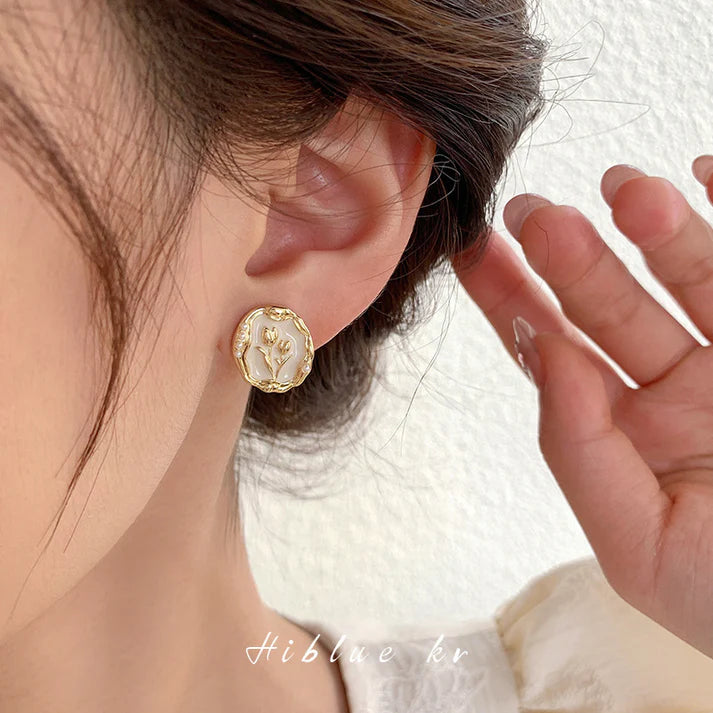 Gold Flower White Round  - Earring