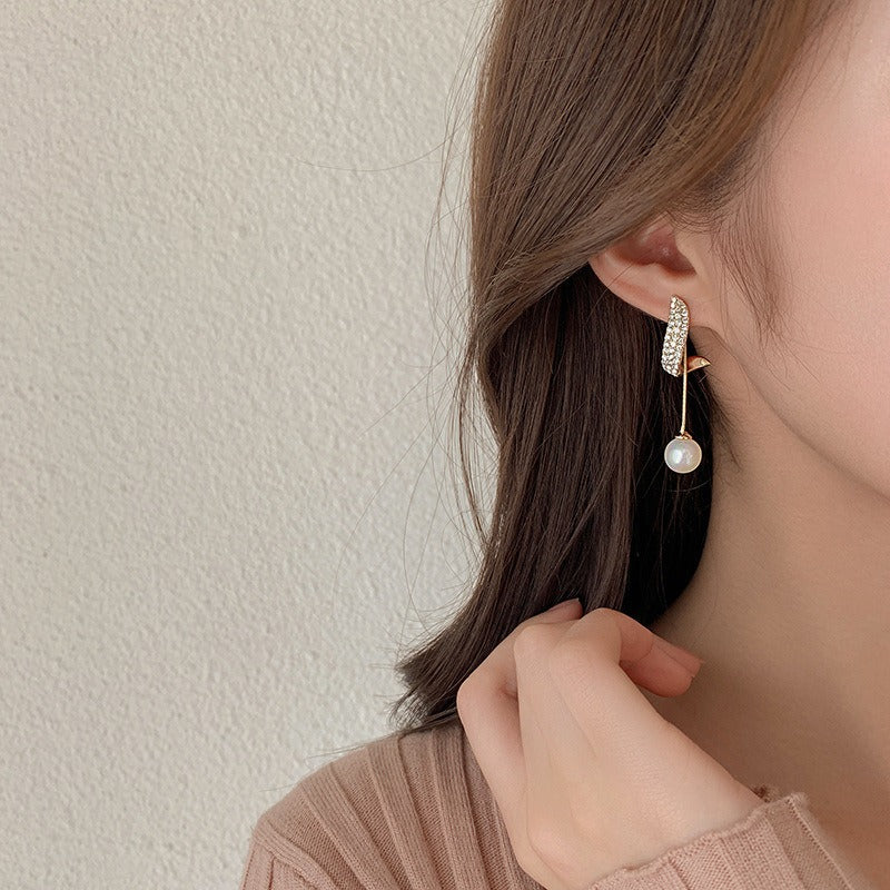Dangling Pearl Gold - Earrings