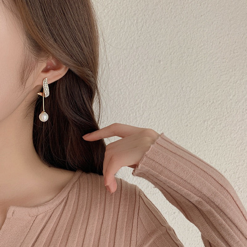 Dangling Pearl Gold - Earrings