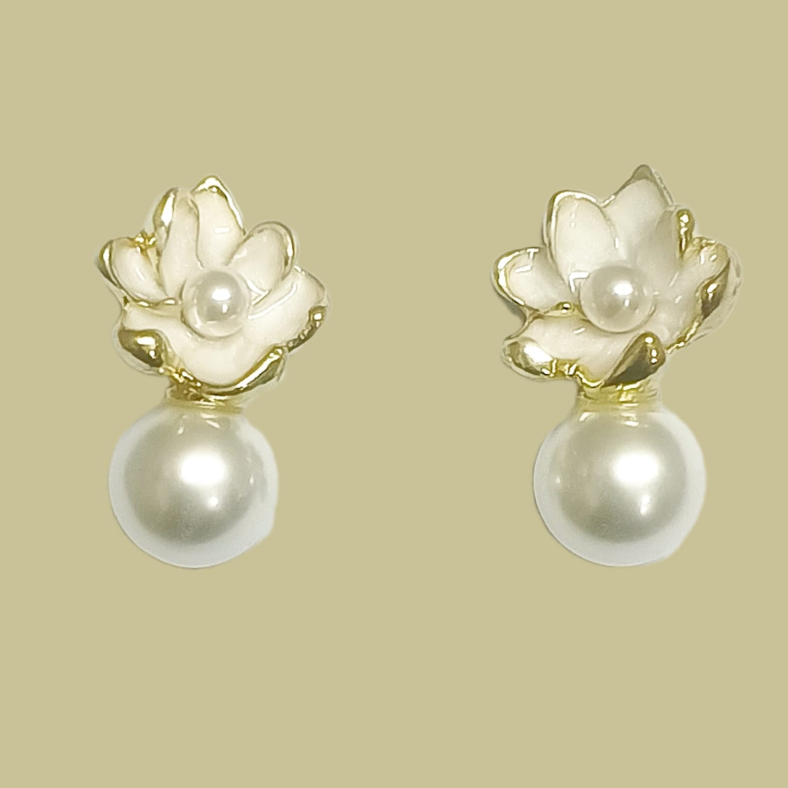 White Pearl Flower - Earring