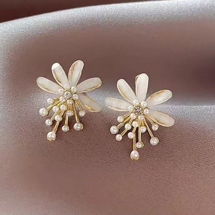 White Pearly Flower - Earring