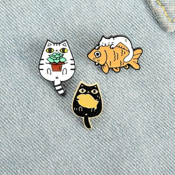 Cat &amp; Fish  -  Enamel Pin